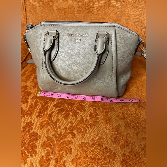 EUC Michale Kors leather crossbody in sage green - Picture 3 of 11